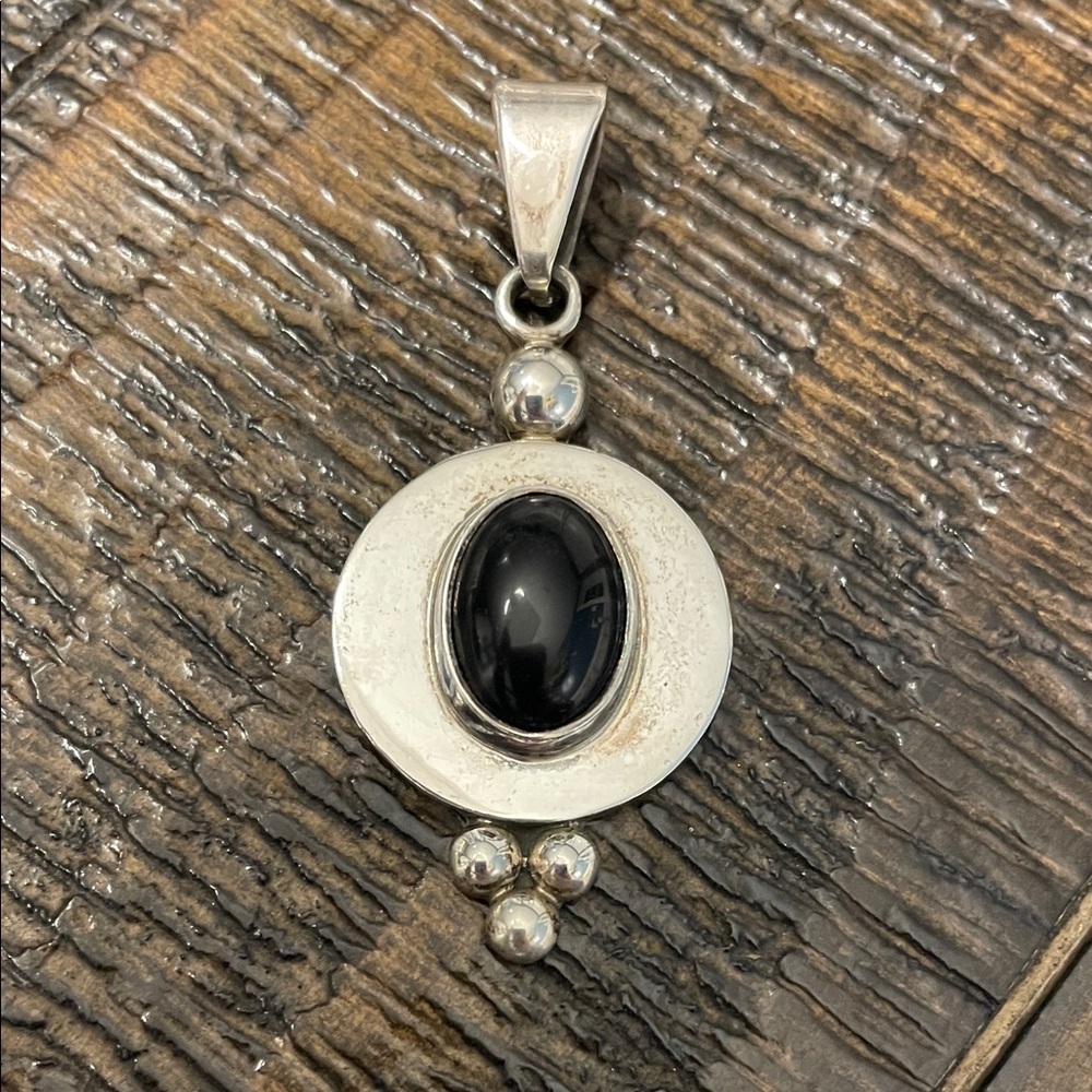 Vintage 925 Mexico C11
Sterling Black Cabochon Onyx
Pendant Necklace